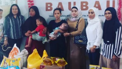 Ketua Umum Pertiwi Nusantara Serahkan Puluhan Paket Sembako ke Posko Berbagi di Kendari