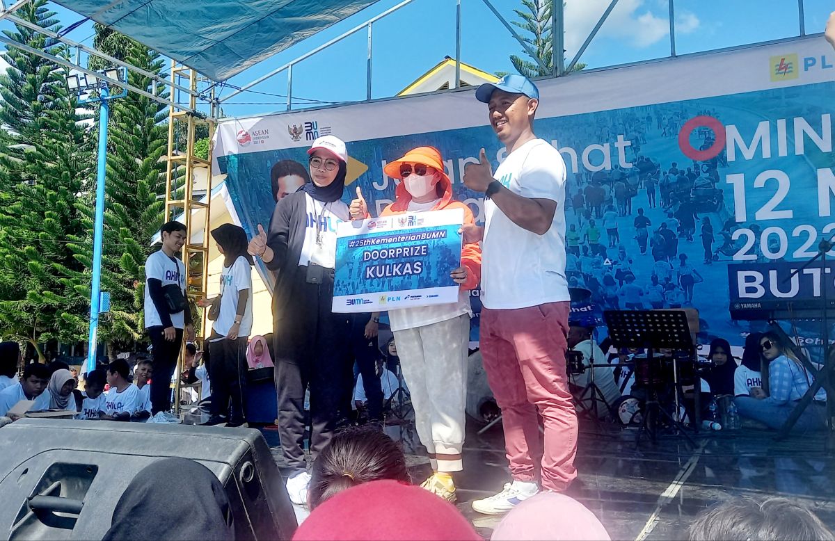 Semarak 25 Tahun BUMN, Pj. Bupati Buton Ikut Jalan Sehat bersama Warga Semarak 25 Tahun BUMN, Pj. Bupati Buton Ikut Jalan Sehat bersama Warga