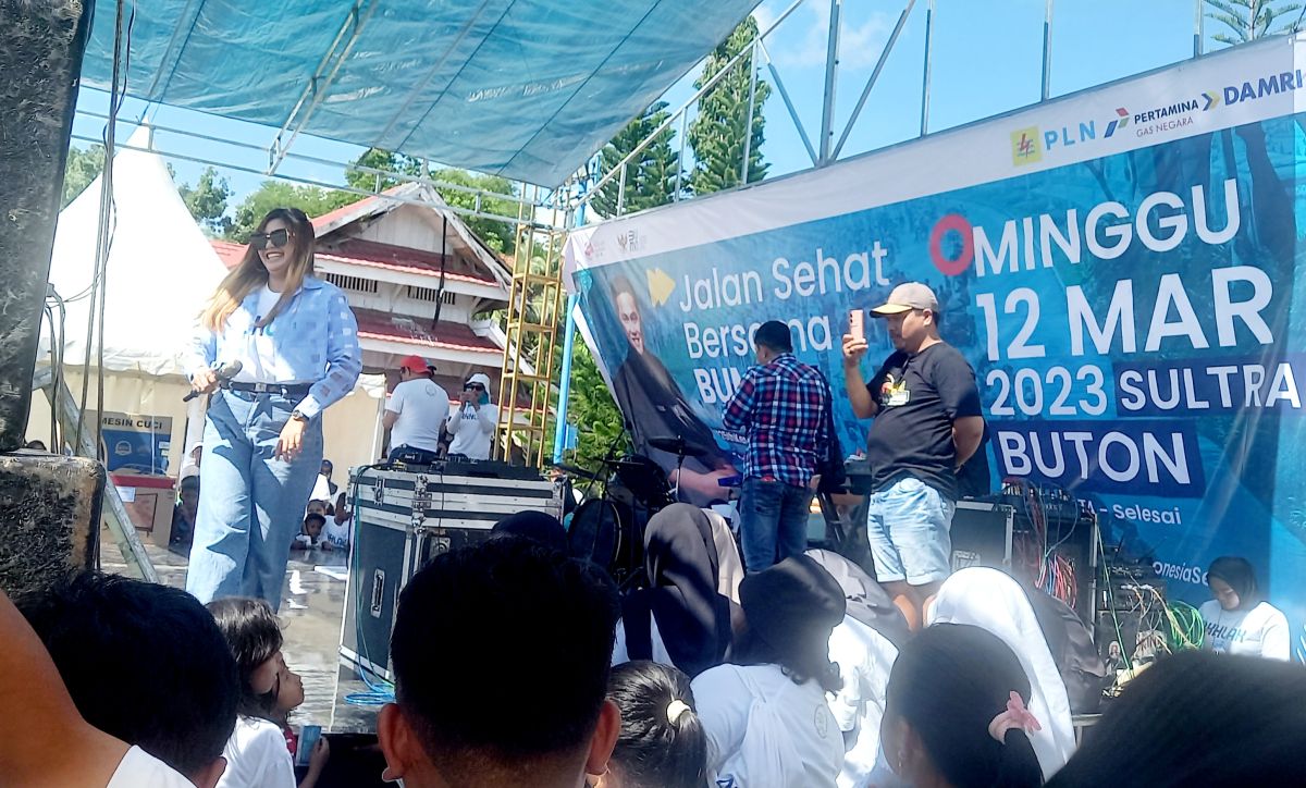 Semarak 25 Tahun BUMN, Pj. Bupati Buton Ikut Jalan Sehat bersama Warga Semarak 25 Tahun BUMN, Pj. Bupati Buton Ikut Jalan Sehat bersama Warga