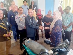 Pj Bupati Buton Berikan 42 Motor kepada Tenaga Kesehatan