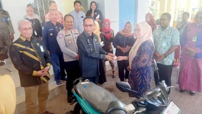 Pj Bupati Buton Berikan 42 Motor kepada Tenaga Kesehatan