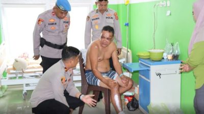 Wujud Kepedulian, Wakapolres Buton Jenguk Anggota yang Sakit