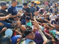 Umar Samiun Berbagi Rezeki di Pasar Wameo