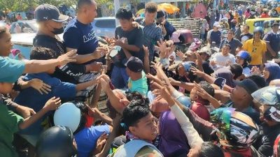 Umar Samiun Berbagi Rezeki di Pasar Wameo