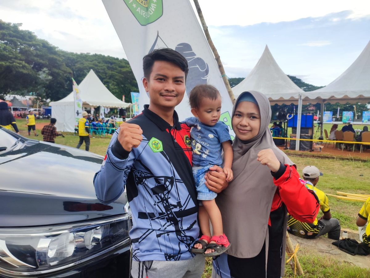 Pasutri Atlet Panahan Poso Ikut dalam Kejuaraan Panahan di Kendari
