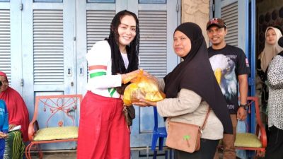 Jelang Ramadan, Ketum Pertiwi Nusantara dan PKN Baubau Bagikan 900 Paket Sembako