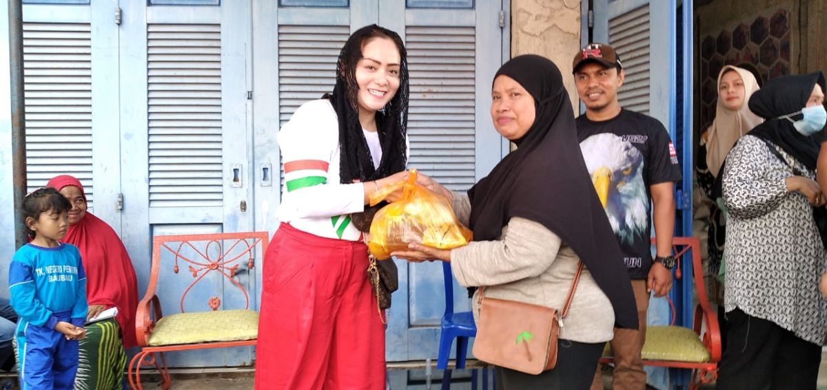 Jelang Ramadan, Ketum Pertiwi Nusantara dan PKN Baubau Bagikan 900 Paket Sembako