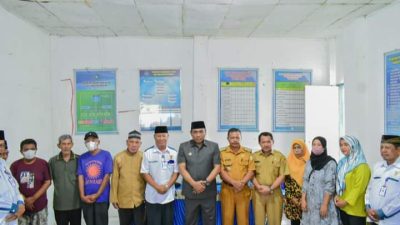Walikota Baubau Serahkan Bantuan Sembako Kepada Warga