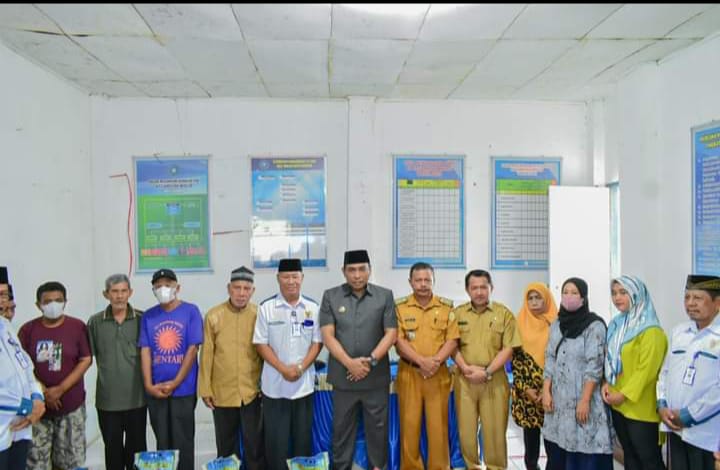 Walikota Baubau Serahkan Bantuan Sembako Kepada Warga