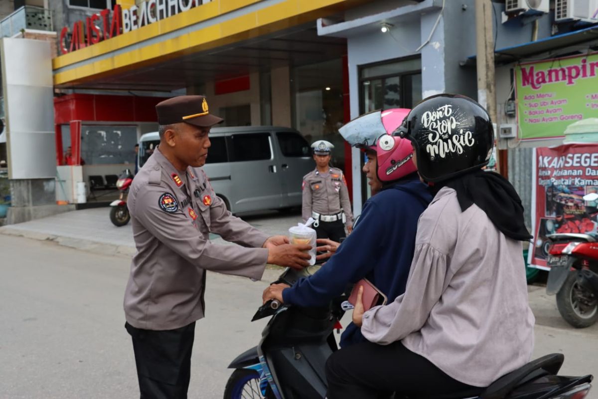 Polres Baubau Bersama Awak Media Berbagi Takjil