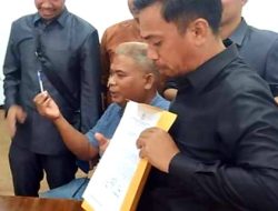 DPD II Golkar Buton Serahkan Surat Pencopotan Ketua DPRD ke Wakil Ketua II DPRD Buton