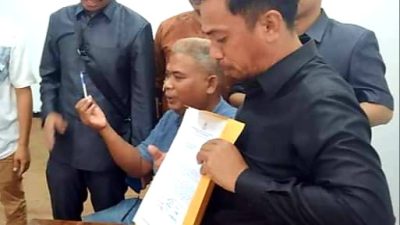 DPD II Golkar Buton Serahkan Surat Pencopotan Ketua DPRD ke Wakil Ketua II DPRD Buton