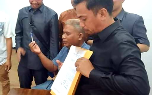 DPD II Golkar Buton Serahkan Surat Pencopotan Ketua DPRD ke Wakil Ketua II DPRD Buton