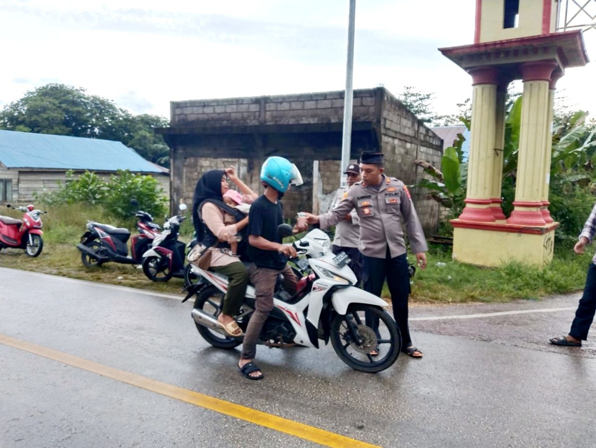 Polsek Sampuabalo Bersama Generasi Muda Sampuabalo - Gunung Jaya Berbagi Takjil