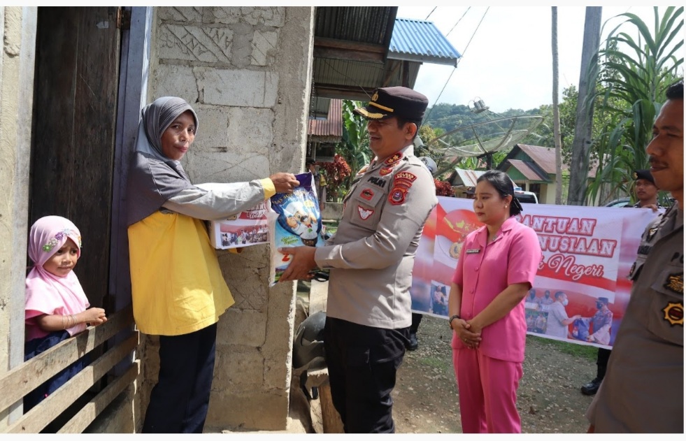 Polres Buton Bersama Bhayangkari Bagikan Sembako Bantuan Kemanusiaan untuk Negeri