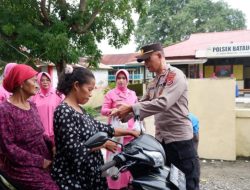 Ramadan Berkah Polsek Batauga Bagi Takjil Gratis ke Pengguna Jalan