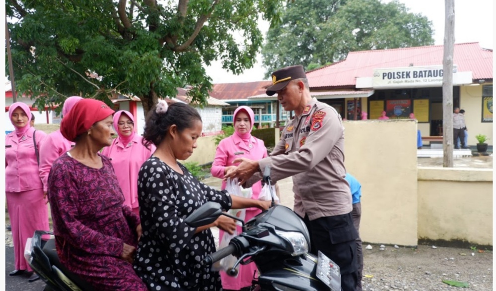 Ramadan Berkah Polsek Batauga Bagi Takjil Gratis ke Pengguna Jalan