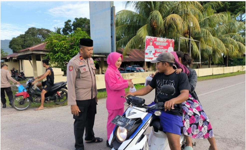 Kapolsek Sampolawa Bersama Bhayangkari Bagikan 100 Paket Takjil
