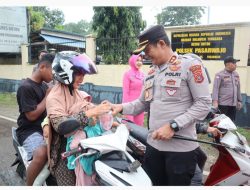Kapolres Buton Bagikan Ratusan Takjil Kepada Warga