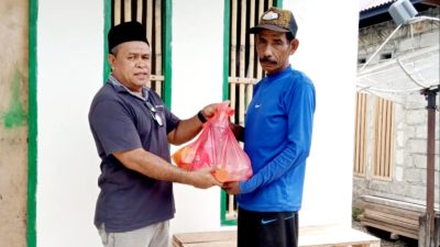 Kades Kabawakole Bagikan Bingkisan Sembako kepada Seluruh Warganya