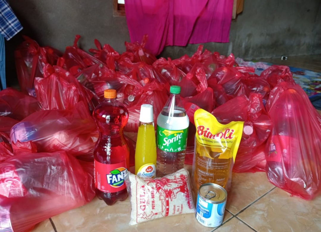 Kades Kabawakole Bagikan Bingkisan Sembako kepada Seluruh Warganya