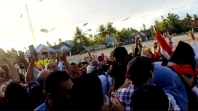 Bikin Heboh, Umar Samiun Bagi-Bagi Uang di Lakudo