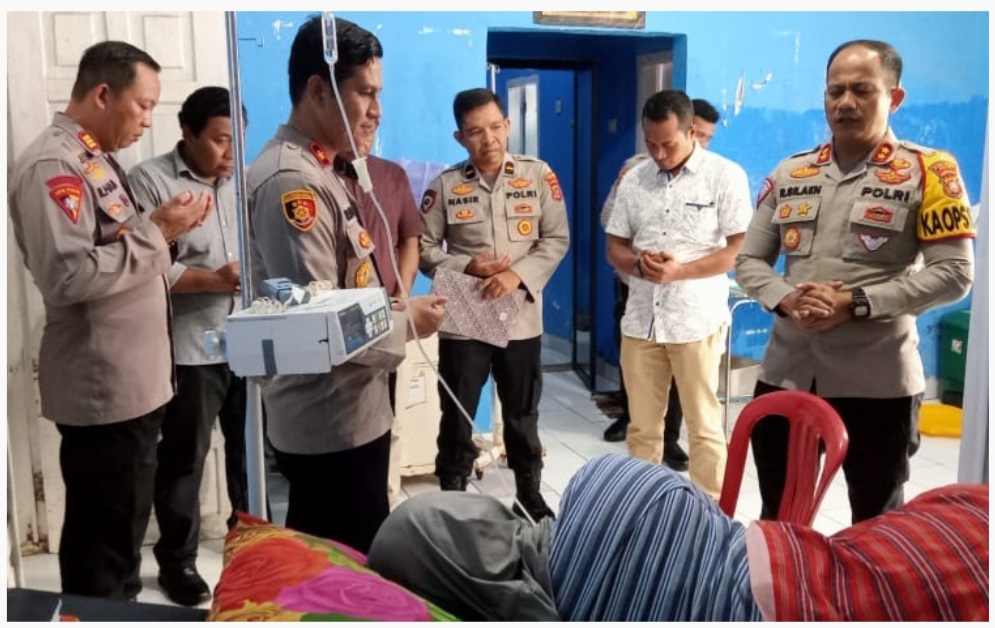 Kapolres Buton Kunjungi Bhayangkari yang Sakit