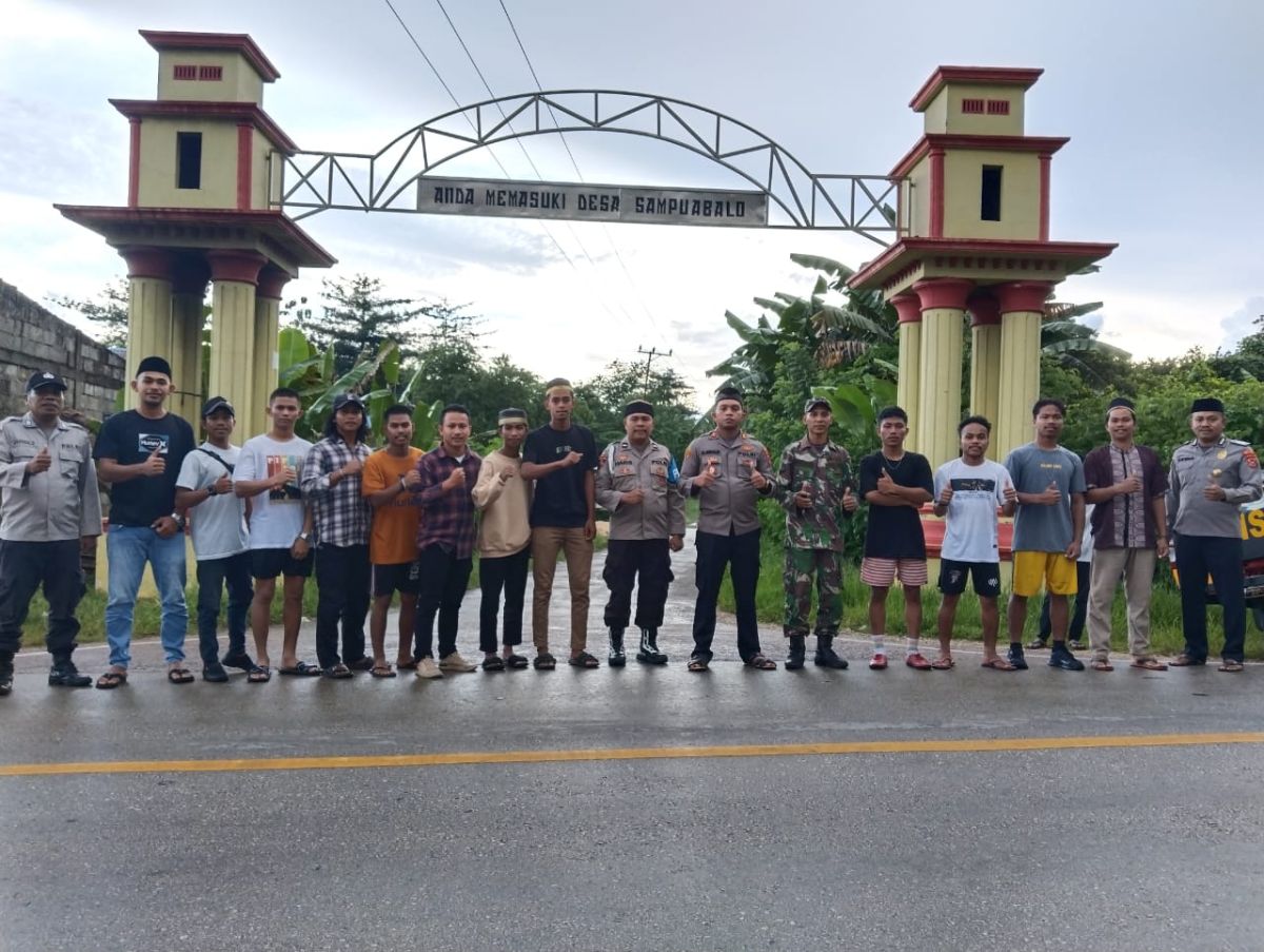 Polsek Sampuabalo Bersama Generasi Muda Sampuabalo - Gunung Jaya Berbagi Takjil