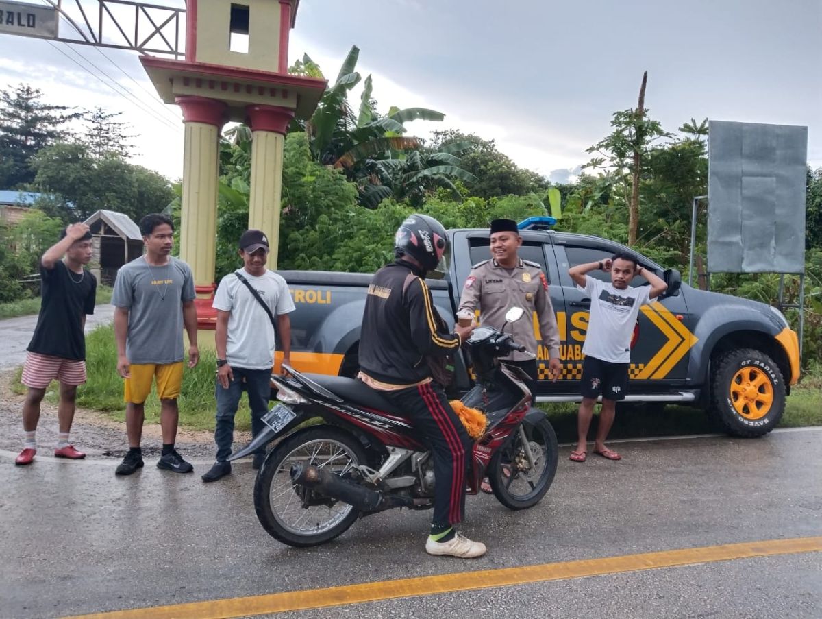 Polsek Sampuabalo Bersama Generasi Muda Sampuabalo - Gunung Jaya Berbagi Takjil
