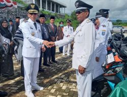 Peringati Hari Pendidikan Nasional dan Otonomi Daerah, Pj Bupati Serahkan Motor Dinas kepada Lurah