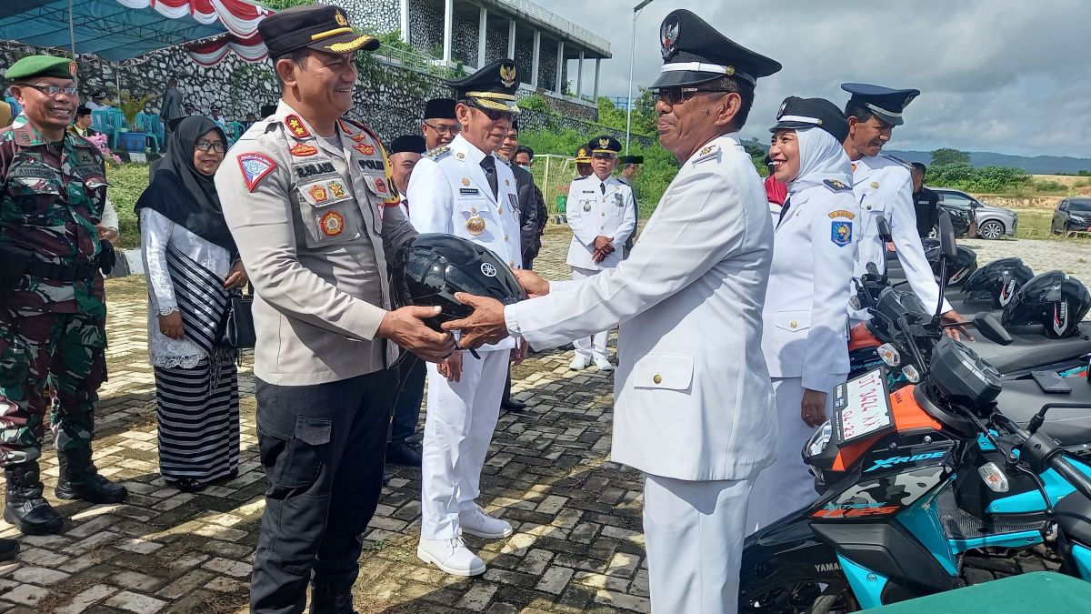 Peringati Hari Pendidikan Nasional dan Otonomi Daerah, Pj Bupati Serahkan Motor Dinas kepada Lurah Peringati Hari Pendidikan Nasional dan Otonomi Daerah, Pj Bupati Serahkan Motor Dinas kepada Lurah