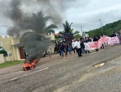 Pelantikan Ketua DPRD Buton Diwarnai Aksi Demonstrasi