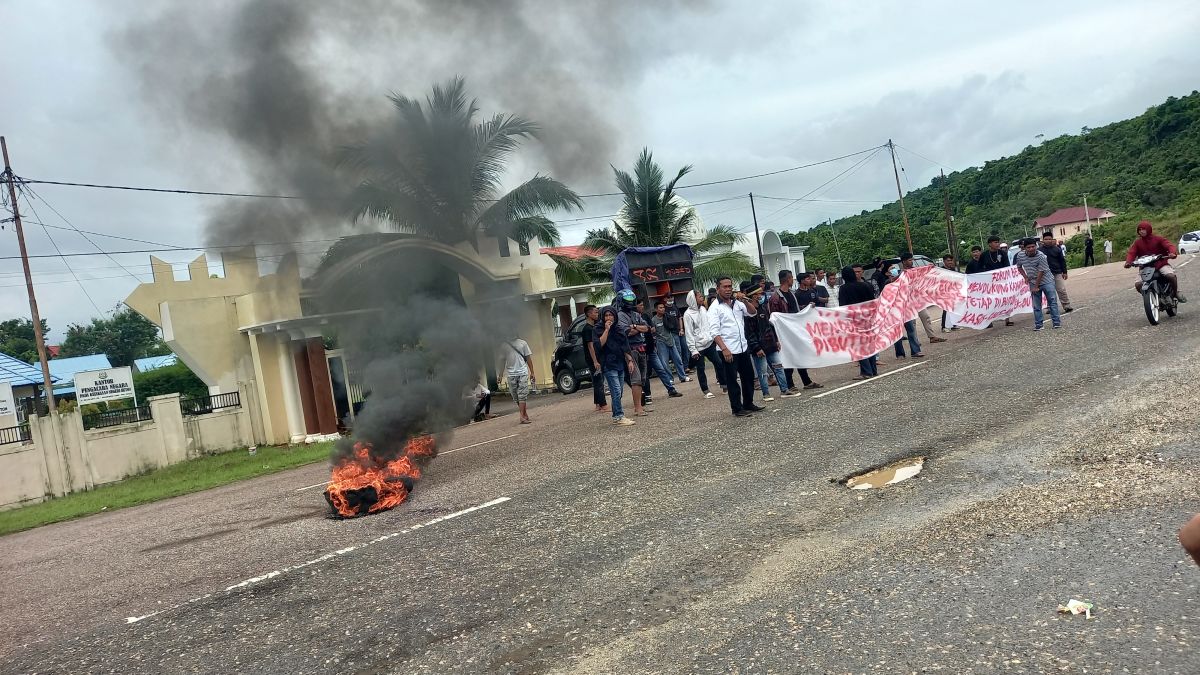 Pelantikan Ketua DPRD Buton Diwarnai Aksi Demonstrasi