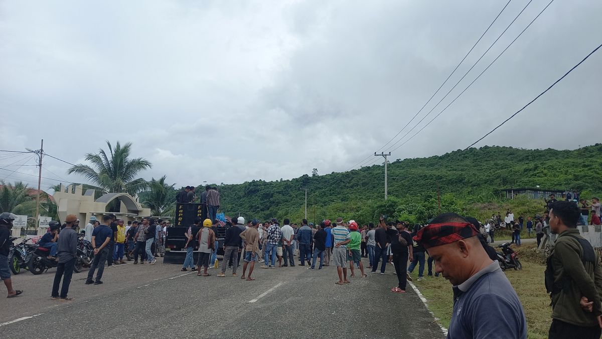 Pelantikan Ketua DPRD Buton Diwarnai Aksi Demonstrasi