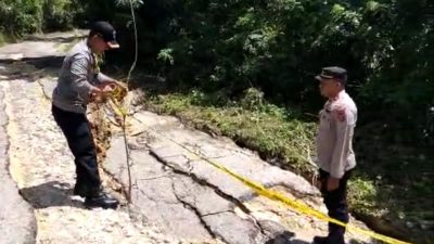 Curah Hujan Tinggi, Jalan Poros Desa Labuan Diri – Sumber Sari Longsor