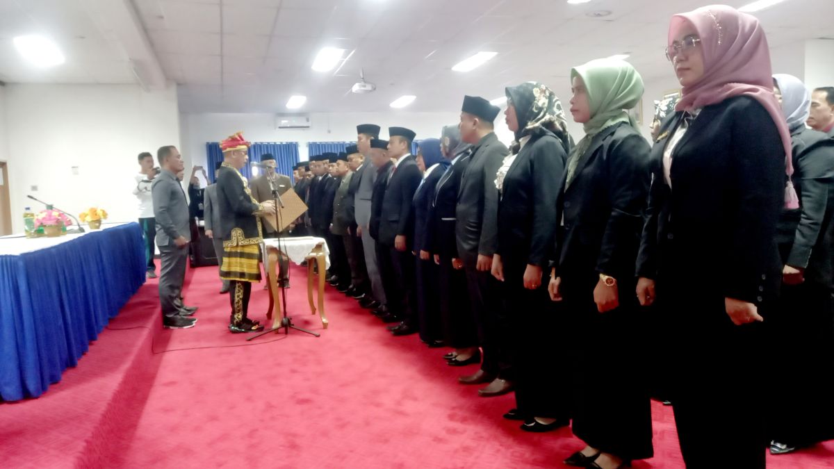 Pj Bupati Lantik 54 Pejabat Administrasi dan Pengawas Lingkup Pemkab Buton