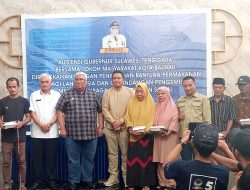 Gubernur Sultra Serahkan Bantuan Makanan ke Tuna Wisma dan Lansia di Baubau