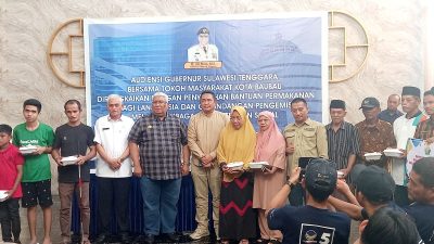 Gubernur Sultra Serahkan Bantuan Makanan ke Tuna Wisma dan Lansia di Baubau