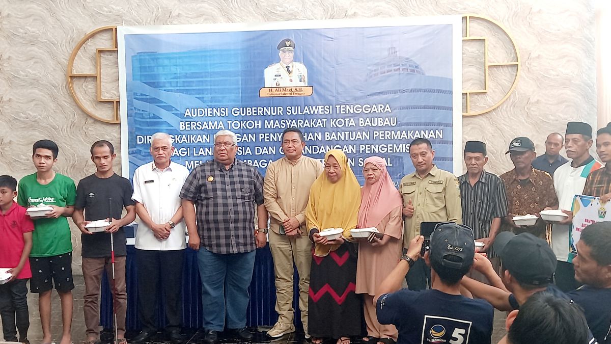 Gubernur Sultra Serahkan Bantuan Makanan ke Tuna Wisma dan Lansia di Baubau