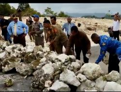 Blokade Jalan Poros Buton Menuju Baubau Dibongkar