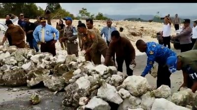 Blokade Jalan Poros Buton Menuju Baubau Dibongkar