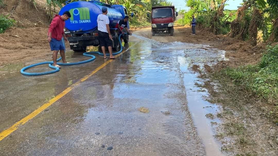 Gerak Cepat, Pj. Bupati Buton Tinjau dan Tangani Longsor di Wakoko Gerak Cepat, Pj. Bupati Buton Tinjau dan Tangani Longsor di Wakoko