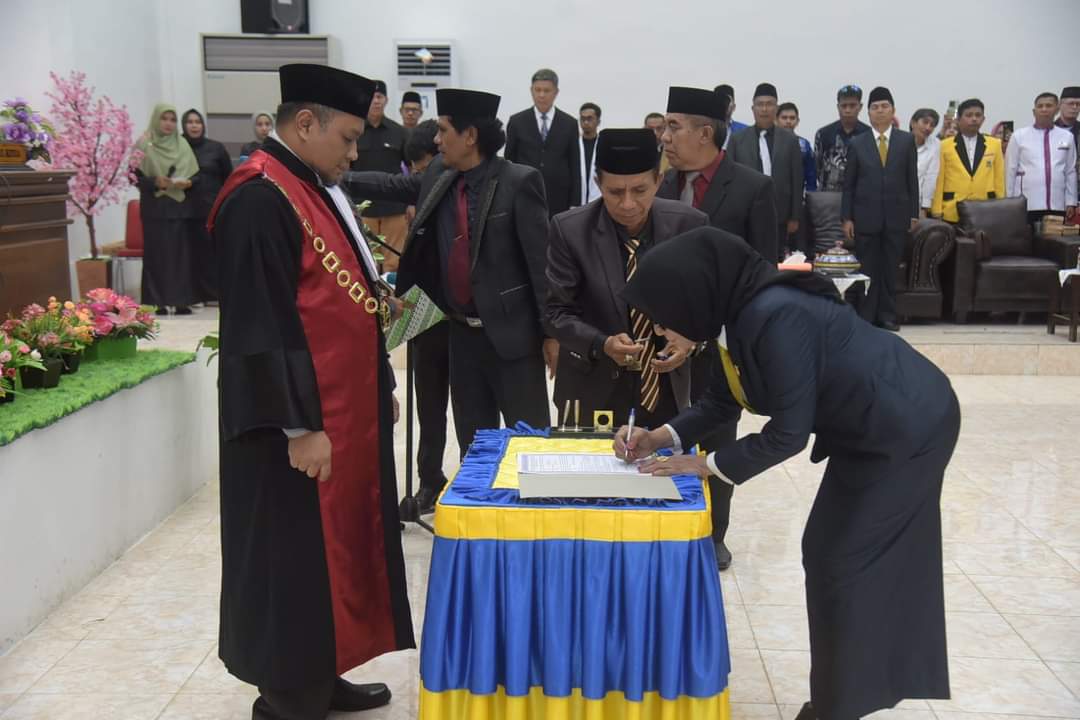 Hj Wa Ode Nurnia Resmi Dilantik sebagai Ketua DPRD Buton Hj Wa Ode Nurnia Resmi Dilantik sebagai Ketua DPRD Buton