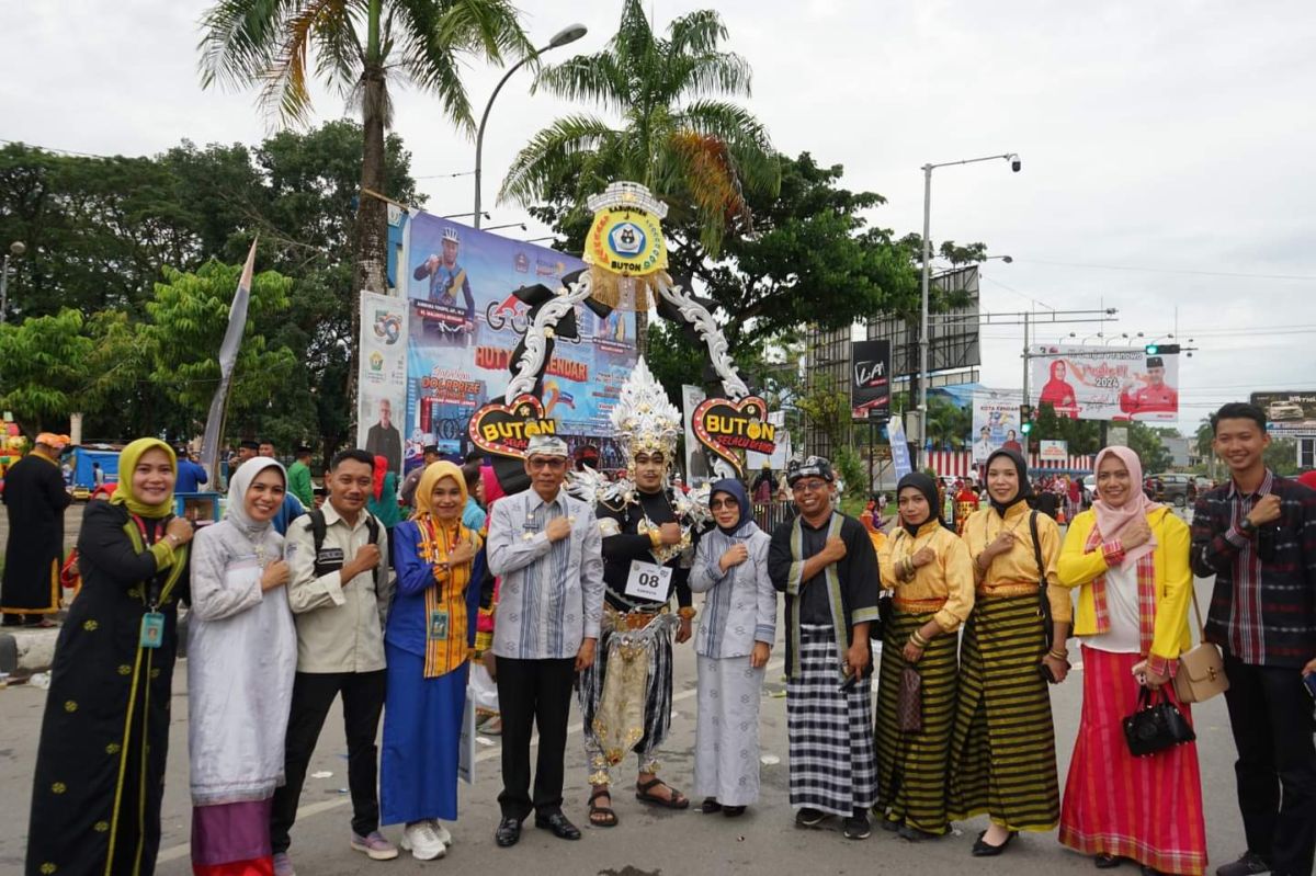 Pawai Budaya HUT Sultra 59, Pemkab Buton Tampilkan Permata Hitam Aspal Butuni Pawai Budaya HUT Sultra 59, Pemkab Buton Tampilkan Permata Hitam Aspal Butuni