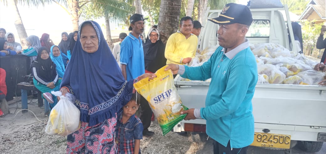 126 KK Desa Wabula 1 Terima Paket Sembako dari Pemerintah Desa 