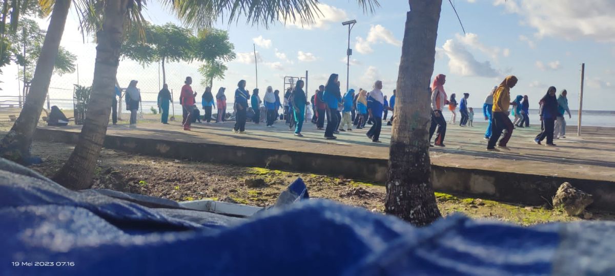 Pemdes Wabula Satu Bersama Masyarakat Lakukan Senam Massal