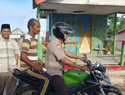 Potret Humanis Bhabinkamtibmas Wabula Antar Warga Binaannya Berobat di Klinik