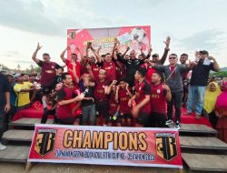 Umar Samiun Serahkan Hadiah Kejuaraan Sepakbola di Buton Tengah