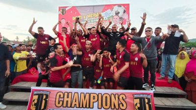 Umar Samiun Serahkan Hadiah Kejuaraan Sepakbola di Buton Tengah