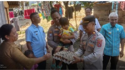 Peduli Stunting, Kapolsek Pasarwajo Berikan Bantuan Sembako dan Asupan Gizi